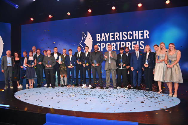 Coach Vincent KOMPANY of Bayern Munich with the Honorary Award from Bavarian Minister-President Markus SOEDER and all the award winners; group photo from the 2026 Bavarian Sports Award at BMW Welt, red carpet, October 10, 2026