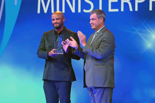 Coach Vincent KOMPANY of Bayern Munich receives the Honorary Award from Bavarian Minister-President Markus SOEDER at the 2026 Bavarian Sports Awards at BMW Welt, Red Carpet, on October 10, 2026