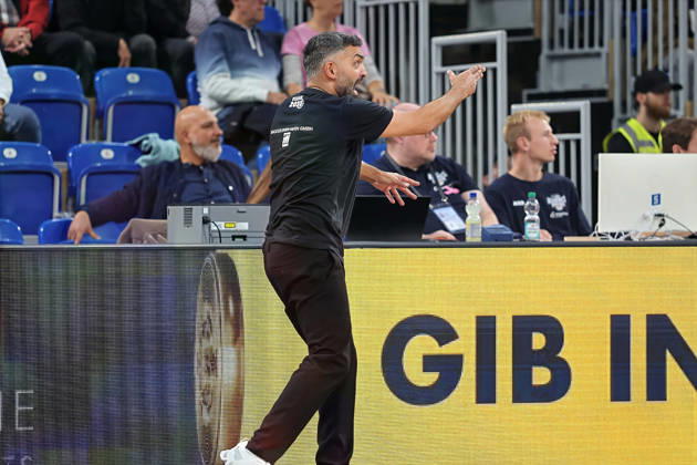 Achmadschah Zazai, SBB Baskets Wolmirstedt, Head Coach gives instructions GER BBL MLP Academics Heidelberg SBB Baskets Wolmirstedt Basketball Barmer 2 Basketball Bundesliga ProA Matchday 4 Season 2026–2027 October 10, 2026 GER MLP Academics Heidelberg SBB Baskets Wolmirstedt, Basketball Barmer 2 Basketball Bundesliga ProA Matchday 4, 2026–2027 Season, October 10, 2026, Heidelberg Copyright: xEibner-Pressefoto JoergxHirschx EP_JHH