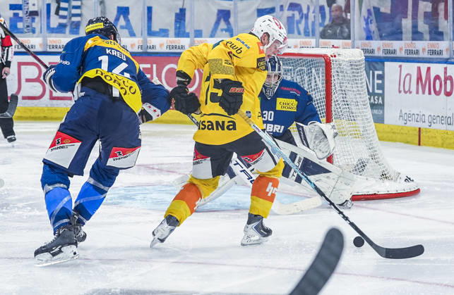 October 10, 2026, Quinto, Gottardo Arena, NL: HC Ambri Piotta vs. SC Bern; 15 Miro Aaltonen (Bern) vs. 14 William Worge (Kreu); Ambri, Quinto, Gottardo Arena, Ticino, Switzerland Copyright: xJustPictures.ch JarixPestelaccix jp-en-JaPe-JP6_JAr_NL_HCAP_SCBern_10Ott2026_000094