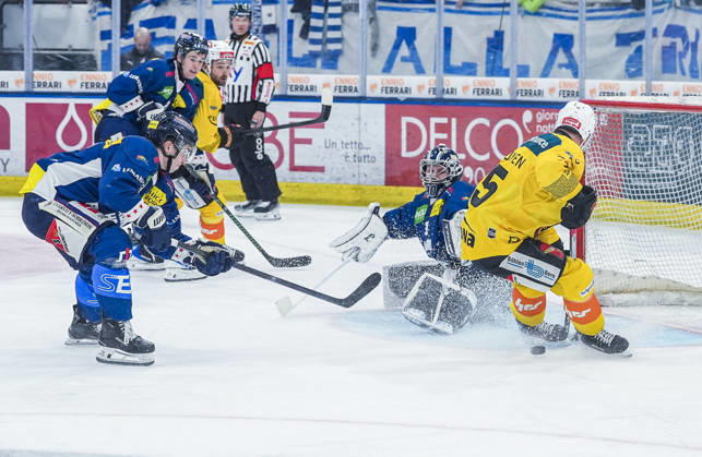 October 10, 2026, Quinto, Gottardo Arena, NL: HC Ambri Piotta vs. SC Bern; Miro Aaltonen (Bern) vs. Philip Wuthrich (Ambri), goalkeeper; Quinto, Gottardo Arena, Ticino, Switzerland Copyright: xJustPictures.ch JarixPestelaccix jp-en-JaPe-JP6_JAr_NL_HCAP_SCBern_10Ott2026_000105