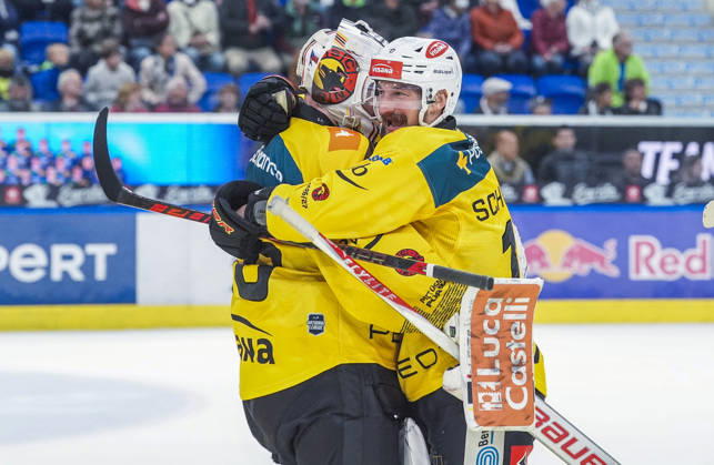 October 10, 2026, Quinto, Gottardo Arena, NL: HC Ambri Piotta vs. SC Bern 50; goaltender Christof Von Burg (Bern) celebrates with Tristan Scherwey (Bern) in Quinto at the Gottardo Arena in Ticino, Switzerland Copyright: xJustPictures.ch JarixPestelaccix jp-en-JaPe-JP6_JAr_NL_HCAP_SCBern_10Ott2026_000186