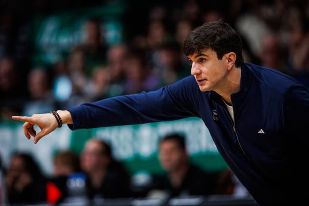 Pedro Calles, head coach of Alba Berlin, on the sidelines; emotions; gestures; facial expressions; cutout; portrait; Vet Concept Gladiators Trier vs. Alba Berlin; basketball; easyCredit BBL; Matchday 5; 2026–2027 season, October 10, 2026, Vet Concept Gladiators Trier vs. Alba Berlin, basketball, easyCredit BBL, Matchday 5, 2026–2027 season, October 10, 2026 Copyright: xEibnerxPressefotox EP_ANS