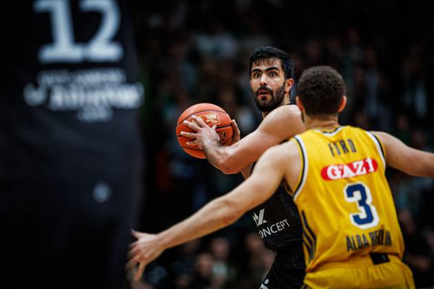 Behnam Yakhchali of the Gladiators Trier goes head-to-head with Jordan Ford of Alba Berlin, Action Shot: Vet Concept Gladiators Trier vs. Alba Berlin, Basketball, easyCredit BBL, Matchday 5, 2026–2027 Season, October 10, 2026, Vet Concept Gladiators Trier vs. Alba Berlin, Basketball, easyCredit BBL, Matchday 5, 2026–2027 Season, October 10, 2026 Copyright: xEibnerxPressefotox EP_ANS
