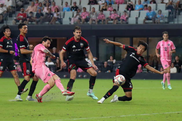 MIAMI, FL - OCTOBER 10: Inter Miami CF forward Lionel Messi (10) shoots on goal during a 2026 MLS, Fussball Herren, USA soccer match between Inter Miami CF and DC United on October 10, 2026 being played at NU Stadium, Miami, Fla.(Photo by Chris Arjoon Icon Sportswire). SOCCER: OCT 10 MLS Inter Miami CF vs DC United EDITORIAL USE ONLY Icon2610100000016