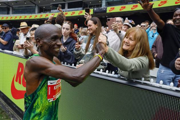 October 11, 2026, Melbourne, Victoria State, Australia: Eliud Kipchoge of Kenya celebrates with fans after winning the mens marathon during the 2026 Melbourne Marathon Festival..The Nike Melbourne Marathon Festival brings together elite athletes, recreational runners and participants of different ages and abilities for a major running event in Melbourne. The 2026 festival is expected to attract approximately 66,000 participants across all events over two days, including 20,000 runners in the full marathon. The festival features multiple distances, with participants finishing inside the Melbourne Cricket Ground Melbourne Australia - ZUMAs197 20261011_aaa_s197_005 Copyright: xYexMyoxKhantx Melbourne Marathon Festival In Melbourne, Australia †11 Oct 2026 - ZUMA0869 0869138395st Copyright: xIMAGO YexMyoxKhantx