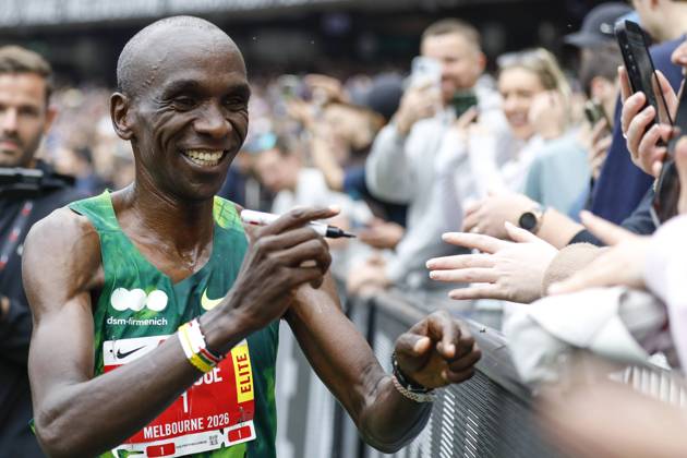 October 11, 2026, Melbourne, Victoria State, Australia: Eliud Kipchoge of Kenya celebrates with fans after winning the mens marathon during the 2026 Melbourne Marathon Festival..The Nike Melbourne Marathon Festival brings together elite athletes, recreational runners and participants of different ages and abilities for a major running event in Melbourne. The 2026 festival is expected to attract approximately 66,000 participants across all events over two days, including 20,000 runners in the full marathon. The festival features multiple distances, with participants finishing inside the Melbourne Cricket Ground Melbourne Australia - ZUMAs197 20261011_aaa_s197_014 Copyright: xYexMyoxKhantx Melbourne Marathon Festival In Melbourne, Australia †11 Oct 2026 - ZUMA0869 0869138718st Copyright: xIMAGO YexMyoxKhantx