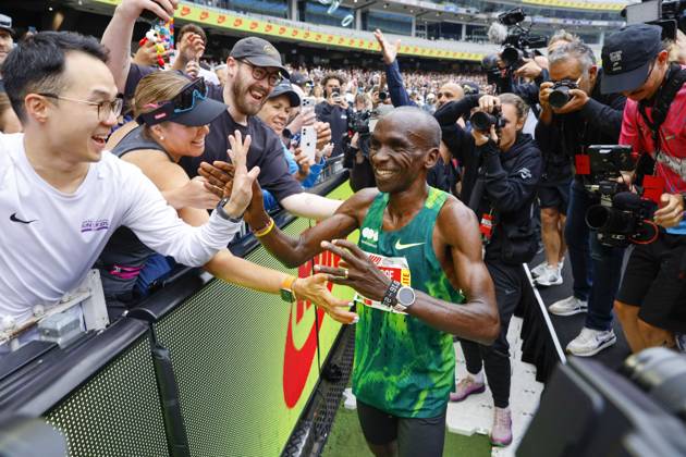 October 11, 2026, Melbourne, Victoria State, Australia: Eliud Kipchoge of Kenya celebrates with fans after winning the mens marathon during the 2026 Melbourne Marathon Festival..The Nike Melbourne Marathon Festival brings together elite athletes, recreational runners and participants of different ages and abilities for a major running event in Melbourne. The 2026 festival is expected to attract approximately 66,000 participants across all events over two days, including 20,000 runners in the full marathon. The festival features multiple distances, with participants finishing inside the Melbourne Cricket Ground Melbourne Australia - ZUMAs197 20261011_aaa_s197_019 Copyright: xYexMyoxKhantx Melbourne Marathon Festival In Melbourne, Australia †11 Oct 2026 - ZUMA0869 0869138736st Copyright: xIMAGO YexMyoxKhantx