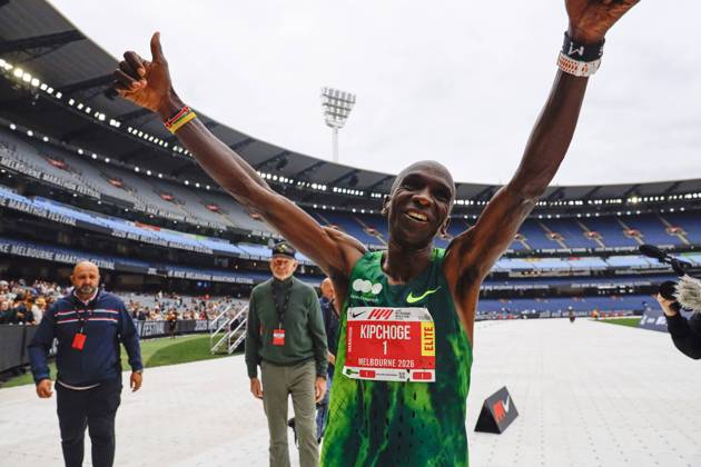 Sport Bilder des Tages October 11, 2026, Melbourne, Victoria State, Australia: Elite marathon athlete Eliud Kipchoge is seen after completing the Melbourne Marathon..The Nike Melbourne Marathon Festival brings together elite athletes, recreational runners and participants of different ages and abilities for a major running event in Melbourne. The 2026 festival is expected to attract approximately 66,000 participants across all events over two days, including 20,000 runners in the full marathon. The festival features multiple distances, with participants finishing inside the Melbourne Cricket Ground Melbourne Australia - ZUMAs197 20261011_aaa_s197_020 Copyright: xYexMyoxKhantx Melbourne Marathon Festival In Melbourne, Australia †11 Oct 2026 - ZUMA0869 0869138738st Copyright: xIMAGO YexMyoxKhantx