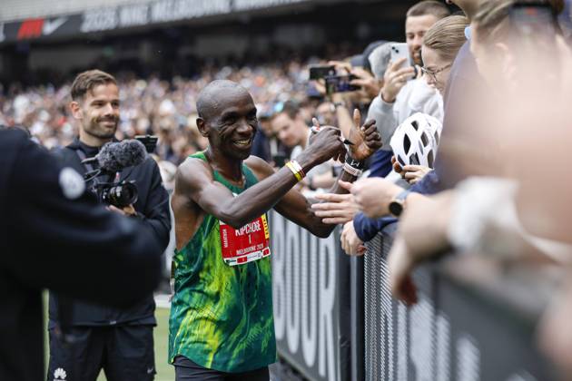 October 11, 2026, Melbourne, Victoria State, Australia: Eliud Kipchoge of Kenya celebrates with fans after winning the mens marathon during the 2026 Melbourne Marathon Festival..The Nike Melbourne Marathon Festival brings together elite athletes, recreational runners and participants of different ages and abilities for a major running event in Melbourne. The 2026 festival is expected to attract approximately 66,000 participants across all events over two days, including 20,000 runners in the full marathon. The festival features multiple distances, with participants finishing inside the Melbourne Cricket Ground Melbourne Australia - ZUMAs197 20261011_aaa_s197_025 Copyright: xYexMyoxKhantx Melbourne Marathon Festival In Melbourne, Australia †11 Oct 2026 - ZUMA0869 0869138758st Copyright: xIMAGO YexMyoxKhantx