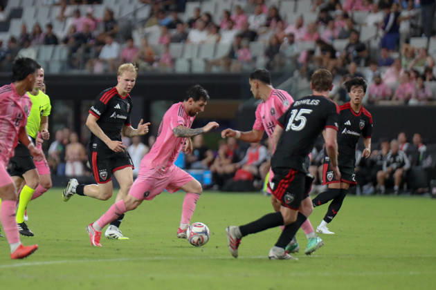 MIAMI, FL - OCTOBER 10: Inter Miami CF forward Lionel Messi (10) runs with a ball during a 2026 MLS, Fussball Herren, USA soccer match between Inter Miami CF and DC United on October 10, 2026 being played at NU Stadium, Miami, Fla.(Photo by Chris Arjoon Icon Sportswire). SOCCER: OCT 10 MLS Inter Miami CF vs DC United EDITORIAL USE ONLY Icon2610100000039