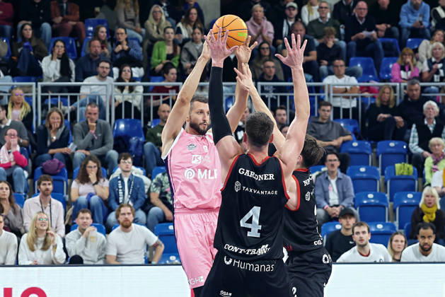 From left: Paul Zipser (MLP Academics Heidelberg), 09, fighting for the ball against Brock Gardner (SBB Baskets Wolmirstedt), 4, Dennis Nawrocki (SBB Baskets Wolmirstedt), 2 GER BBL MLP Academics Heidelberg SBB Baskets Wolmirstedt Basketball Barmer 2 Basketball Bundesliga ProA Matchday 4, 2026–2027 Season, October 10, 2026 GER MLP Academics Heidelberg SBB Baskets Wolmirstedt, Basketball Barmer 2 Basketball Bundesliga ProA Matchday 4, 2026–2027 Season, October 10, 2026, Heidelberg Copyright: xEibner-Pressefoto JoergxHirschx EP_JHH