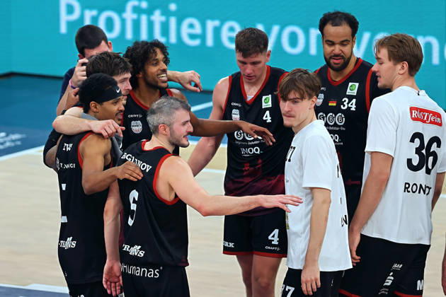 Alieu Ceesay, SBB Baskets Wolmirstedt, 28, laughing, smiling, in a good mood, grinning, grinning with his teammates during the post-game celebration after winning the match GER BBL MLP Academics Heidelberg SBB Baskets Wolmirstedt Basketball Barmer 2 Basketball Bundesliga ProA Matchday 4, 2026–2027 Season, October 10, 2026 GER MLP Academics Heidelberg SBB Baskets Wolmirstedt, Basketball Barmer 2 Basketball Bundesliga ProA, Matchday 4, 2026–2027 season, October 10, 2026, Heidelberg Copyright: xEibner-Pressefoto JoergxHirschx EP_JHH