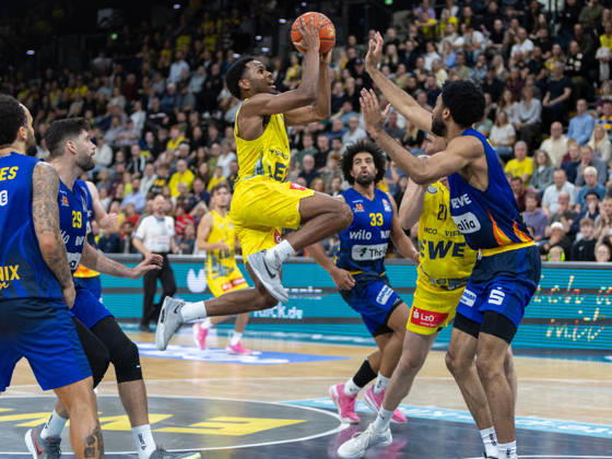 EWE Baskets Oldenburg goes head-to-head with Phoenix Hagen; Jeremy Roach in action taking a shot—EWE Baskets Oldenburg vs. Phoenix Hagen, Basketball, BBL, October 10, 2026, Oldenburg Copyright: xEibner-Pressefotox EP_EER