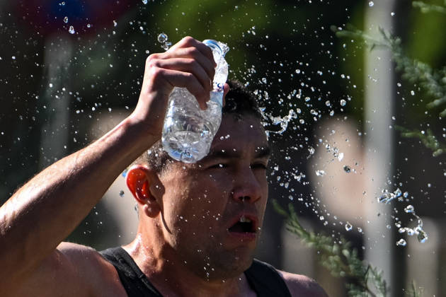 Presidential Run in Ankara ANKARA, TURKIYE - OCTOBER 11: A participant cools off with water during the Presidential Run, organized by the Turkish Athletics Federation, in Ankara, Turkiye, on October 11, 2026. Ismail Aslandag Anadolu Ankara Turkey. Editorial use only. Please get in touch for any other usage.  Copyright: x2026xAnadoluxIsmailxAslandagx