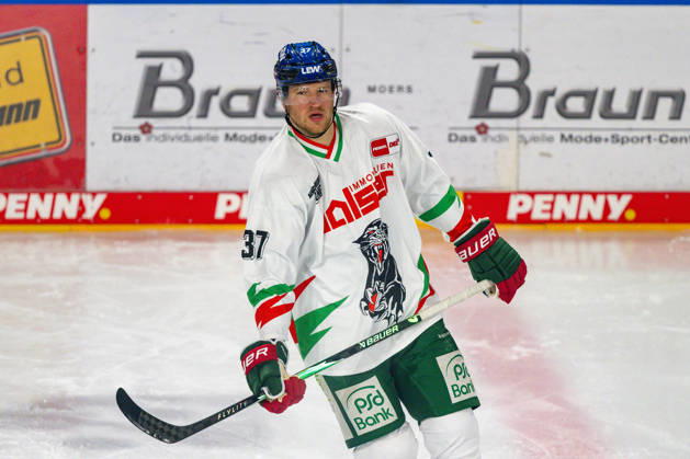 Kyle Wood of the Augsburger Panther, age 37, during warm-ups for the Krefeld Pinguine vs. Augsburger Panther game, ice hockey, Penny DEL, Matchday 8, 2026–2027 season, October 11, 2026, Krefeld Pinguine vs. Augsburger Panther, ice hockey, Penny DEL, Matchday 8, 2026–2027 season, October 11, 2026, Krefeld Copyright: xEibner-Pressefoto ThomasxHaeslerx EP_THR