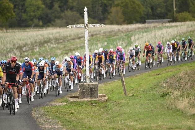 Paris Tours 2026 Cycling Race TOURS, FRANCE - OCTOBER 11 : illustration picture peloton during the 120th edition of Paris Tours an UCI ProSeries 1.Pro one day cycling road race for Men Elite of 216.2 km with start in Chartres and finish in Tours on October 11, 2026 in Tours, France, 11 10 2026 ( Motordriver Guy De Vuyst - Tours France  Copyright: xNicoxVereeckenx