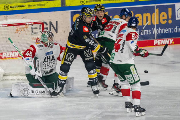 Crowd in front of the net by Tobias Ancicka, Augsburger Panther, 45 Krefeld Pinguine vs. Augsburger Panther, ice hockey, Penny DEL, Matchday 8, 2026–2027 season, October 11, 2026, Krefeld Pinguine vs. Augsburger Panther, ice hockey, Penny DEL, Matchday 8, 2026–2027 season, October 11, 2026, Krefeld Copyright: xEibner-Pressefoto ThomasxHaeslerx EP_THR