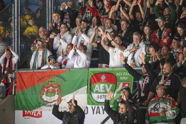 Augsburg fans get the crowd going: Krefeld Pinguine vs. Augsburg Panthers, ice hockey, Penny DEL, Matchday 8, 2026–2027 season, October 11, 2026 Krefeld Pinguine vs. Augsburg Panthers, Ice Hockey, Penny DEL, Matchday 8, 2026–2027 Season, October 11, 2026 Krefeld Copyright: xEibner-Pressefoto ThomasxHaeslerx EP_THR