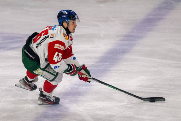 Moritz Elias of the Augsburger Panther, No. 46, skates alone toward the Krefeld goal. Krefeld Pinguine vs. Augsburger Panther, ice hockey, Penny DEL, Matchday 8, 2026–2027 season, October 11, 2026, Krefeld Pinguine vs. Augsburger Panther, Ice Hockey, Penny DEL, Matchday 8, 2026–2027 Season, October 11, 2026, Krefeld Copyright: xEibner-Pressefoto ThomasxHaeslerx EP_THR