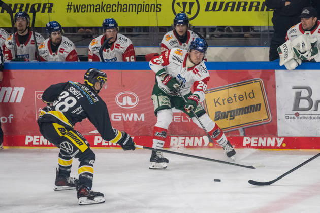 Face-off between Tim Schuetz of the Krefeld Pinguine, 38, and Alexander Blank of the Augsburger Panther, 26; Krefeld Pinguine vs. Augsburger Panther, ice hockey, Penny DEL, Matchday 8, 2026–2027 season, October 11, 2026, Krefeld Pinguine vs. Augsburger Panther, ice hockey, Penny DEL, Matchday 8, 2026–2027 season, October 11, 2026, Krefeld Copyright: xEibner-Pressefoto ThomasxHaeslerx EP_THR
