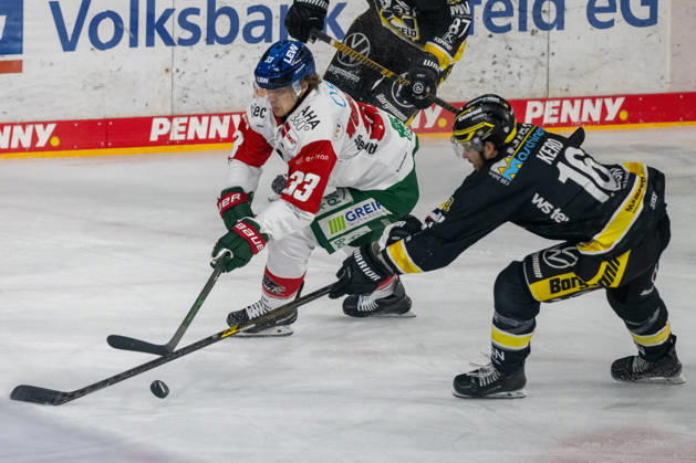 Face-off between Tim Wolgemuth of the Augsburger Panther, 33, and Tanner Kero of the Krefeld Pinguine, 16; Krefeld Pinguine vs. Augsburger Panther, ice hockey, Penny DEL, Matchday 8, 2026–2027 season, October 11, 2026, Krefeld Pinguine vs. Augsburger Panther, ice hockey, Penny DEL, Matchday 8, 2026–2027 season, October 11, 2026, Krefeld Copyright: xEibner-Pressefoto ThomasxHaeslerx EP_THR