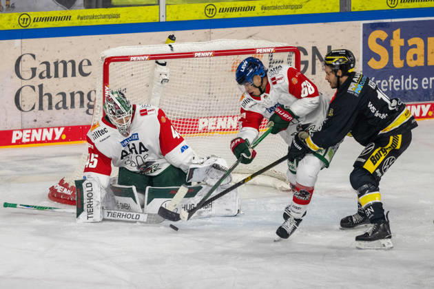 A battle between Fabrizio Pilu of the Augsburger Panther (No. 68) and Tanner Kero of the Krefeld Pinguine (No. 16) in front of the net of Tobias Ancicka of the Augsburger Panther (No. 45). Krefeld Pinguine vs. Augsburger Panther, ice hockey, Penny DEL, Matchday 8, 2026–2027 season, October 11, 2026 Krefeld Pinguine vs. Augsburger Panther, ice hockey, Penny DEL, Matchday 8, 2026–2027 season, October 11, 2026, Krefeld Copyright: xEibner-Pressefoto ThomasxHaeslerx EP_THR