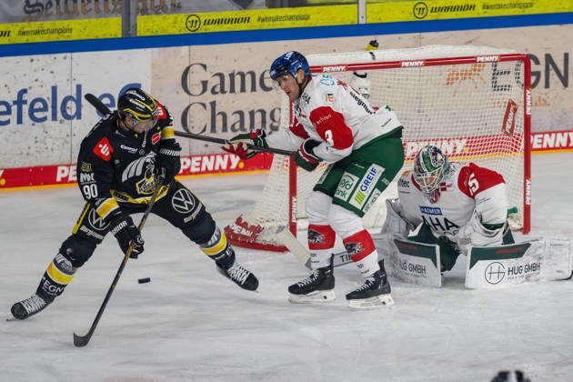 A battle between Adam Payerl of the Krefeld Pinguine (90) and Alec McCrea of the Augsburger Panther (03) in front of the net of Tobias Ancicka of the Augsburger Panther (45). Krefeld Pinguine vs. Augsburger Panther, ice hockey, Penny DEL, Matchday 08, 2026–2027 season, October 11, 2026 Krefeld Pinguine vs. Augsburger Panther, ice hockey, Penny DEL, Matchday 08, 2026–2027 season, October 11, 2026, Krefeld Copyright: xEibner-Pressefoto ThomasxHaeslerx EP_THR