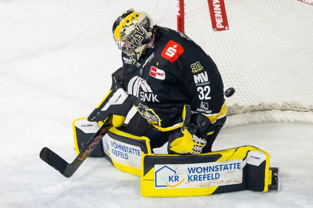 Juha Jatkola of the Krefeld Pinguine, 32, is unable to stop the goal scored by Philipp Krauss of the Augsburger Panther, 20. Krefeld Pinguine vs. Augsburger Panther, ice hockey, Penny DEL, Matchday 8, 2026–2027 season, October 11, 2026, Krefeld Pinguine vs. Augsburger Panther, Ice Hockey, Penny DEL, Matchday 8, 2026–2027 Season, October 11, 2026, Krefeld Copyright: xEibner-Pressefoto ThomasxHaeslerx EP_THR
