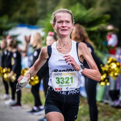 Marathon at Lake Baldeney in Essen ** FOR EDITORIAL USE ONLY ** EDITORIAL USE ONLY ** p Alexandra Krämer from Dortmund crossed the finish line as the fastest woman in 2:47:04 at the marathon around Lake Baldeney in Essen on Sunday, October 11, 2026. Germany, North Rhine-Westphalia, Essen. Copyright MartinxMöller Copyright: MartinxMöller doc87zf6zng62ty9ytrq2z ,EDITORIAL USE ONLY Copyright: MartinxMöller