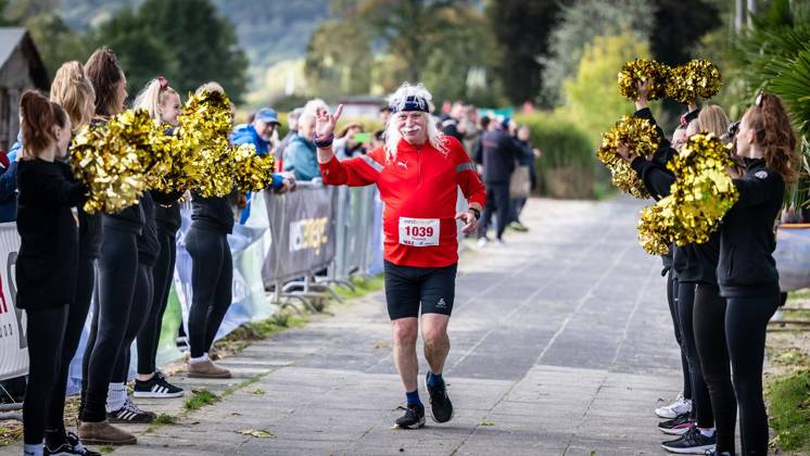 Marathon at Lake Baldeney in Essen ** FOR EDITORIAL PURPOSES ONLY ** EDITORIAL USE ONLY ** p Germany NRW Essen Copyright MartinxMöller Copyright: MartinxMöller doc87zf6ysel8i1da32jq7y ,EDITORIAL USE ONLY Copyright: MartinxMöller