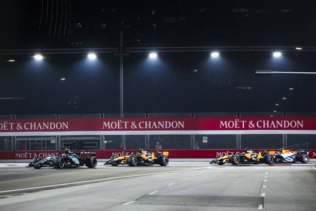 F1 - SINGAPORE GRAND PRIX 2026 12 KIMI ANTONELLI Andrea (ita), Mercedes AMG F1 Team W17, action, 01 NORRIS Lando (gbr), McLaren F1 Team MCL40, action, 81 PIASTRI Oscar (aus), McLaren F1 Team MCL40, action during the 2026 Formula 1 Singapore Grand Prix, 17th round of the 2026 Formula One World Championship, WM, Weltmeisterschaft from October 9 to 11, 2026 on the Marina Bay Street Circuit, in Singapore, Singapore - SingaporeSingapore Copyright: xDPPIx