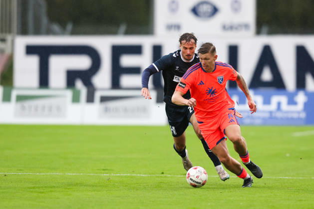 October 11, 2026, Soccer, Men s, Regionalliga Nord, Matchday 14, VfB Oldenburg vs. BSV Kickers Emden; Luc Ihorst (No. 14, orange) of BSV Kickers Emden in a tackle with Nick Otto (No. 21) of VfB Oldenburg