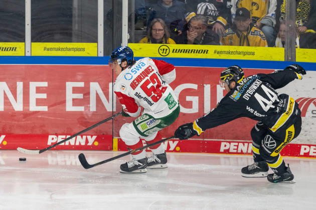 Face-off between Enrico Henriquez of the Augsburger Panther (52) and Zack Dybowski of the Krefeld Pinguine (44); Krefeld Pinguine vs. Augsburger Panther, ice hockey, Penny DEL, Matchday 8, 2026–2027 season, October 11, 2026, Krefeld Pinguine vs. Augsburger Panther, ice hockey, Penny DEL, Matchday 8, 2026–2027 season, October 11, 2026, Krefeld Copyright: xEibner-Pressefoto ThomasxHaeslerx EP_THR