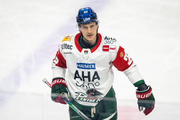Noel Hoefenmayer of the Augsburger Panther, 22, on his way to the penalty box; Krefeld Pinguine vs. Augsburger Panther, ice hockey, Penny DEL, Matchday 8, 2026–2027 season, October 11, 2026, Krefeld Pinguine vs. Augsburger Panther, Ice Hockey, Penny DEL, Matchday 8, 2026–2027 Season, October 11, 2026, Krefeld Copyright: xEibner-Pressefoto ThomasxHaeslerx EP_THR