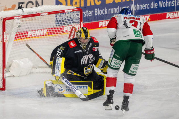 Alec McCrea of the Augsburger Panther, No. 03, fumbles the puck in front of Juha Jatkola of the Krefeld Pinguine, No. 32. Krefeld Pinguine vs. Augsburger Panther, ice hockey, Penny DEL, Matchday 8, 2026–2027 season, October 11, 2026, Krefeld Pinguine vs. Augsburger Panther, Ice Hockey, Penny DEL, Matchday 8, 2026–2027 Season, October 11, 2026, Krefeld Copyright: xEibner-Pressefoto ThomasxHaeslerx EP_THR