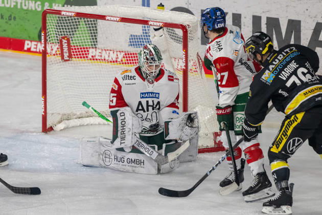 Markus Keller, Augsburg Panthers, 35, has the puck securely. Alongside him are Kyle Mayhew, Augsburg Panthers, 27, and Phil Varone, Krefeld Penguins, 76. Krefeld Penguins vs. Augsburg Panthers, ice hockey, Penny DEL, Matchday 8, 2026–2027 season, October 11, 2026 Krefeld Pinguine vs. Augsburger Panther, ice hockey, Penny DEL, Matchday 8, 2026–2027 season, October 11, 2026, Krefeld Copyright: xEibner-Pressefoto ThomasxHaeslerx EP_THR