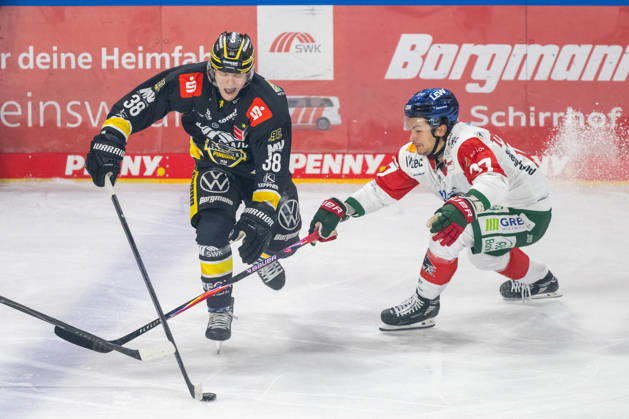 Face-off between Tim Schuetz of the Krefeld Pinguine, 38, and Sean Malone of the Augsburger Panther, 17; Krefeld Pinguine vs. Augsburger Panther, ice hockey, Penny DEL, Matchday 8, 2026–2027 season, October 11, 2026, Krefeld Pinguine vs. Augsburger Panther, ice hockey, Penny DEL, Matchday 8, 2026–2027 season, October 11, 2026, Krefeld Copyright: xEibner-Pressefoto ThomasxHaeslerx EP_THR