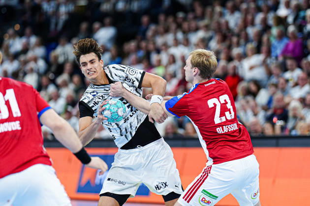 Julian Köster, THW Kiel, 07; Einar Olafsson, Handball Club Hamburg, 23 GER; THW Kiel vs. Handball Club Hamburg, Handball, 1st Bundesliga, Matchday 8, 2026–2027 Season, October 11, 2026 GER, THW Kiel vs. Handball Club Hamburg, Handball, 1st Bundesliga, Matchday 8, 2026–2027 season, October 11, 2026 Kiel Copyright: xEibner-Pressefoto MarcelxvonxFehrnx EP_MFN
