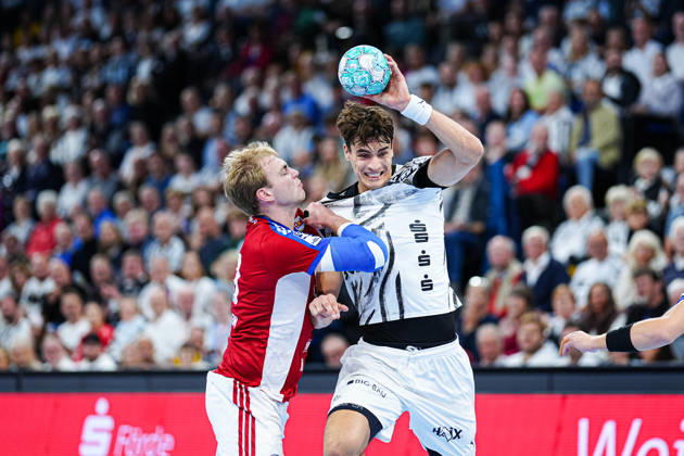 Einar Olafsson, Handball Club Hamburg, 23, Julian Köster, THW Kiel, 07 GER, THW Kiel vs. Handball Club Hamburg, Handball, 1st Bundesliga, Matchday 8, 2026–2027 Season, October 11, 2026 GER, THW Kiel vs. Handball Club Hamburg, Handball, 1st Bundesliga, Matchday 8, 2026–2027 Season, October 11, 2026 Kiel Copyright: xEibner-Pressefoto MarcelxvonxFehrnx EP_MFN