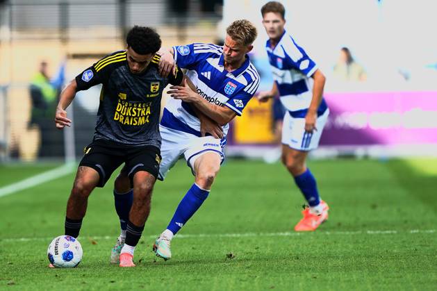 2026-10-11 VriendenLoterij Eredivisie: PEC Zwolle v SC Cambuur ZWOLLE, NETHERLANDS - OCTOBER 11: Rafik El Arguioui of SC Cambuur and Simon Graves of PEC Zwolle during the VriendenLoterij Eredivisie match between PEC Zwolle and SC Cambuur at Mac3Park Stadion on October 11, 2026 in Zwolle, Netherlands. Zwolle Mac3Park Stadion Netherlands Content not available for redistribution in The Netherlands directly or indirectly through any third parties. Copyright: xAndrexWeeningx
