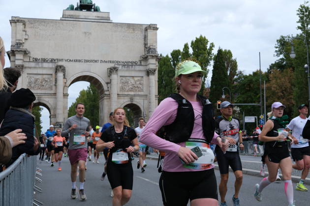 Munich Marathon 2026 MUNICH, GERMANY - OCTOBER 11: Runners pass the Siegestor victory arch during the 2026 Munich Marathon in Munich, Germany on October 11, 2026. Merve Goettl Anadolu Munih Germany. Editorial use only. Please get in touch for any other usage.  Copyright: x2026xAnadoluxMervexGoettlx