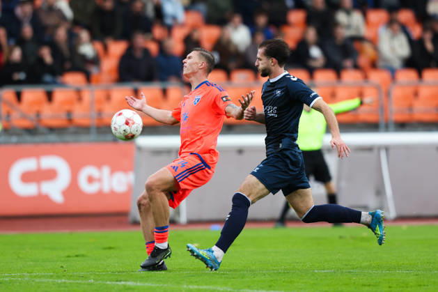 October 11, 2026, Soccer, Men s, Regionalliga Nord, Matchday 14, VfB Oldenburg vs. BSV Kickers Emden: Luc Ihorst (No. 14, orange) of BSV Kickers Emden battles for the ball with Ermal Pepshi (No. 34) of VfB Oldenburg