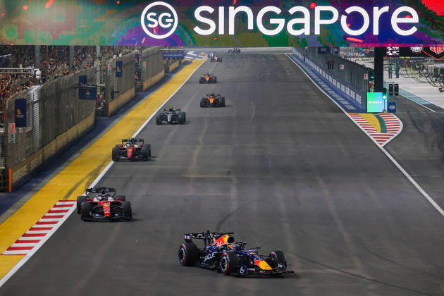2026 Formula 1 Singapore Grand Prix SINGAPORE - OCT 11: Red Bull driver Max Verstappen takes leading position during the Race at the Formula One Grand Prix of Singapore, at the Marina Bay Street Circuit in Singapore, on October 11, 2026. The main race has a span of 62 laps, with drivers competing in intense tropical heat and extreme humidity on a track featuring a relentless layout of 19 corners and minimal straightaways. Daniel Ceng Anadolu Singapore Singapore. Editorial use only. Please get in touch for any other usage.  Copyright: x2026xAnadoluxDanielxCengx