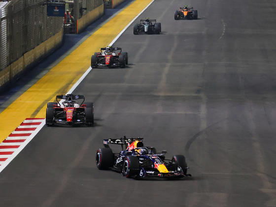 2026 Formula 1 Singapore Grand Prix SINGAPORE - OCT 11: Red Bull driver Max Verstappen takes leading position during the Race at the Formula One Grand Prix of Singapore, at the Marina Bay Street Circuit in Singapore, on October 11, 2026. The main race has a span of 62 laps, with drivers competing in intense tropical heat and extreme humidity on a track featuring a relentless layout of 19 corners and minimal straightaways. Daniel Ceng Anadolu Singapore Singapore. Editorial use only. Please get in touch for any other usage.  Copyright: x2026xAnadoluxDanielxCengx