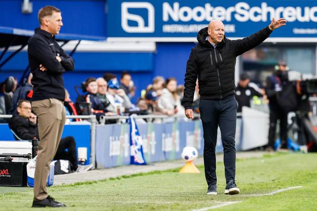 ZWOLLE - SC Cambuur coach Johan Plat, PEC Zwolle trainer Henry van der Vegt (lr) during the Dutch Eredivisie match between PEC Zwolle and Cambuur at the MAC3Park stadium on October 11, 2026 in Zwolle, the Netherlands. VINCENT JANNINK ANP Eredivisie 2026 27 xVIxANPxSportx xxANPxIVx 572130528 originalFilename: 572130528.jpg