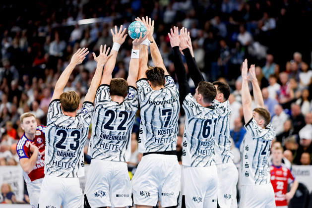 Kiel, October 11, 2026; Handball, 2026–27 Bundesliga 1, THW Kiel vs. Handball Club Hamburg; THW Kiel players form a wall and block a free throw
