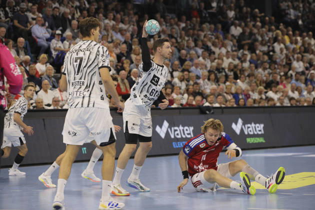Photo by Martin HOVDE: Hamburg Falls to Hendrik Pekeler, Kiel Men s Handball 1st Bundesliga, Matchday 8, Sun, Oct 11, 2026, THW Kiel vs. HCH Hamburg