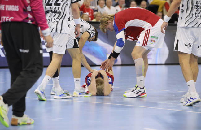 Photo: Fredrik Bo ANDERSEN lies on the floor after a foul. Hamburg Handball Men s 1st Bundesliga, Matchday 8, Sunday, October 11, 2026: THW Kiel vs. HCH Hamburg