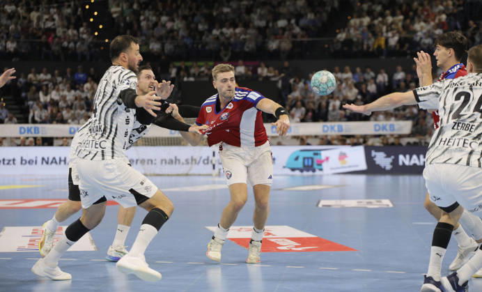 Photo: Oliver NORLYK (Hamburg) taking a shot against Hendrik Pekeler (Kiel), with Domagoj Duvnjak (Kiel) on the left. Men s Handball 1st Bundesliga, Matchday 8, Sunday, October 11, 2026: THW Kiel vs. HCH Hamburg